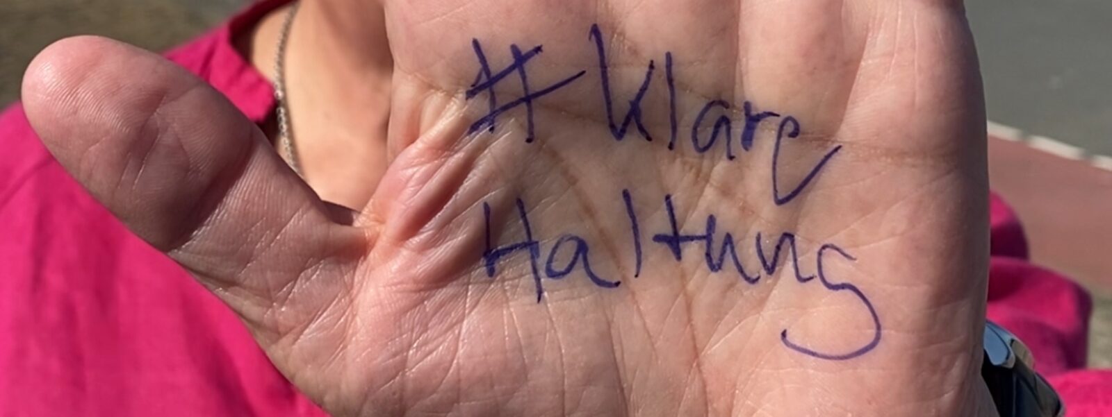 Bild mit Hand und Aufschrift Klare Haltung