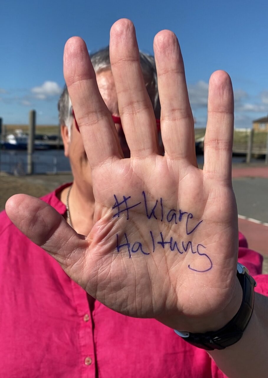 Bild mit Hand und Aufschrift Klare Haltung