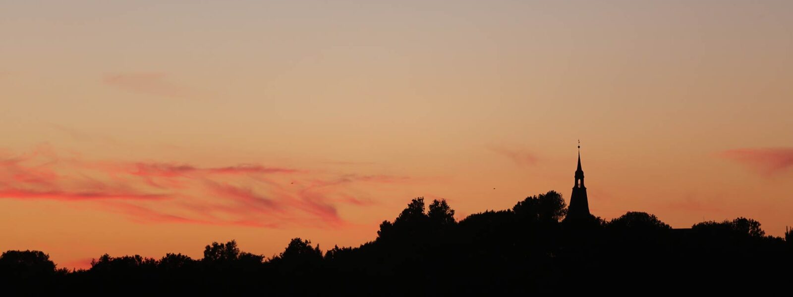 Kirche NF Web Sonnenuntergang Kirchturm