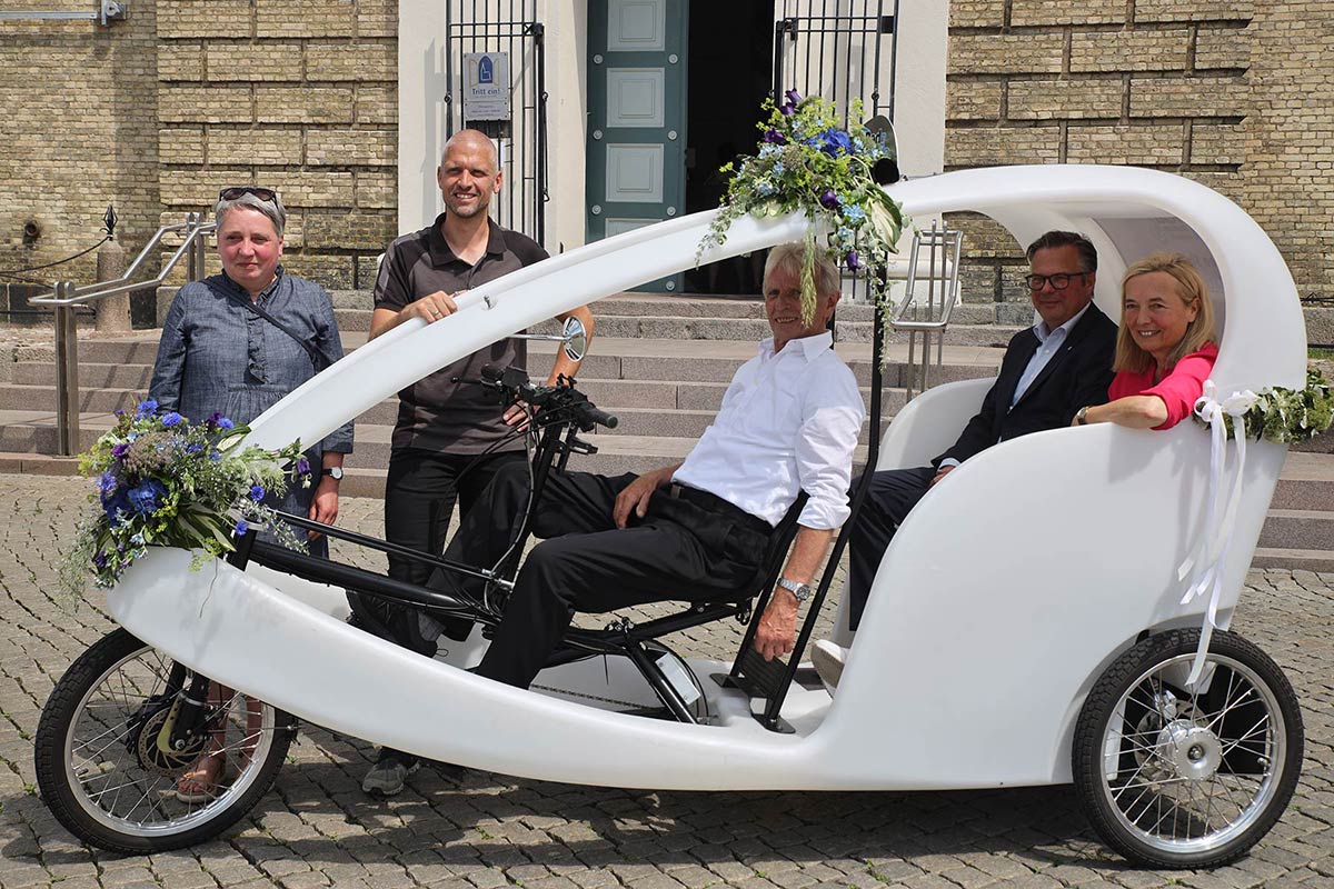 Braut und Bräutigam werden im Rad-Taxi nach kirchlicher Trauung in Husum gefahren