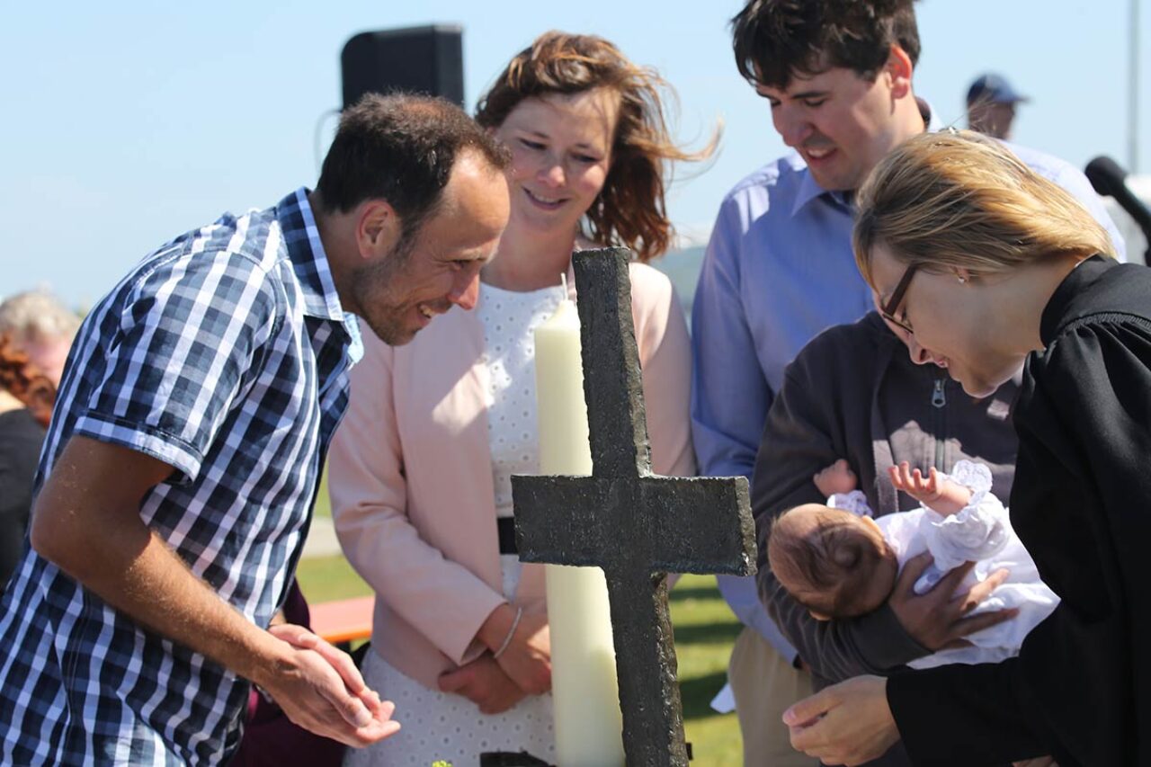 Familie am Taufbecken, Taufe am Meer auf Sylt
