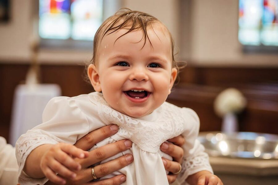 Kirche Nordfriesland Taufe Kleinkind Gluecklich