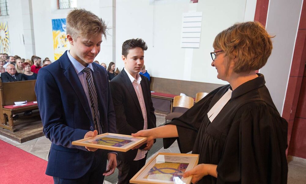 Segen im Konfirmationsgottesdienst Mädchen und Jungen werden konfirmiert. Gäste, Konfirmation im Freien in Nordfriesland