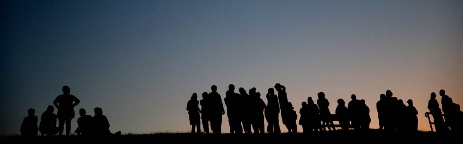 Menschen auf dem Deich in St. Peter Ording Kirchenkreis Nordfriesland