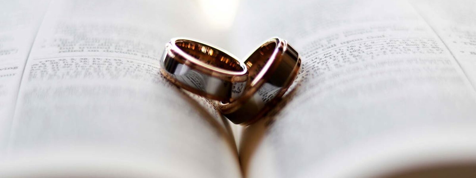 Fragen und Antworten über das Heiraten in den Kirchen von Nordfriesland, Bibel, Gelübde, Eheringe in Herzform