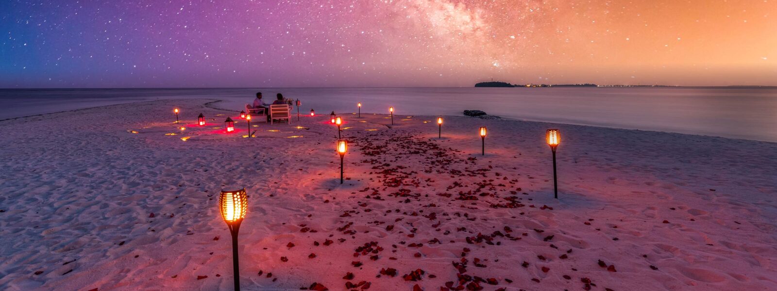 Romantische Situation am Strand mit Fackeln