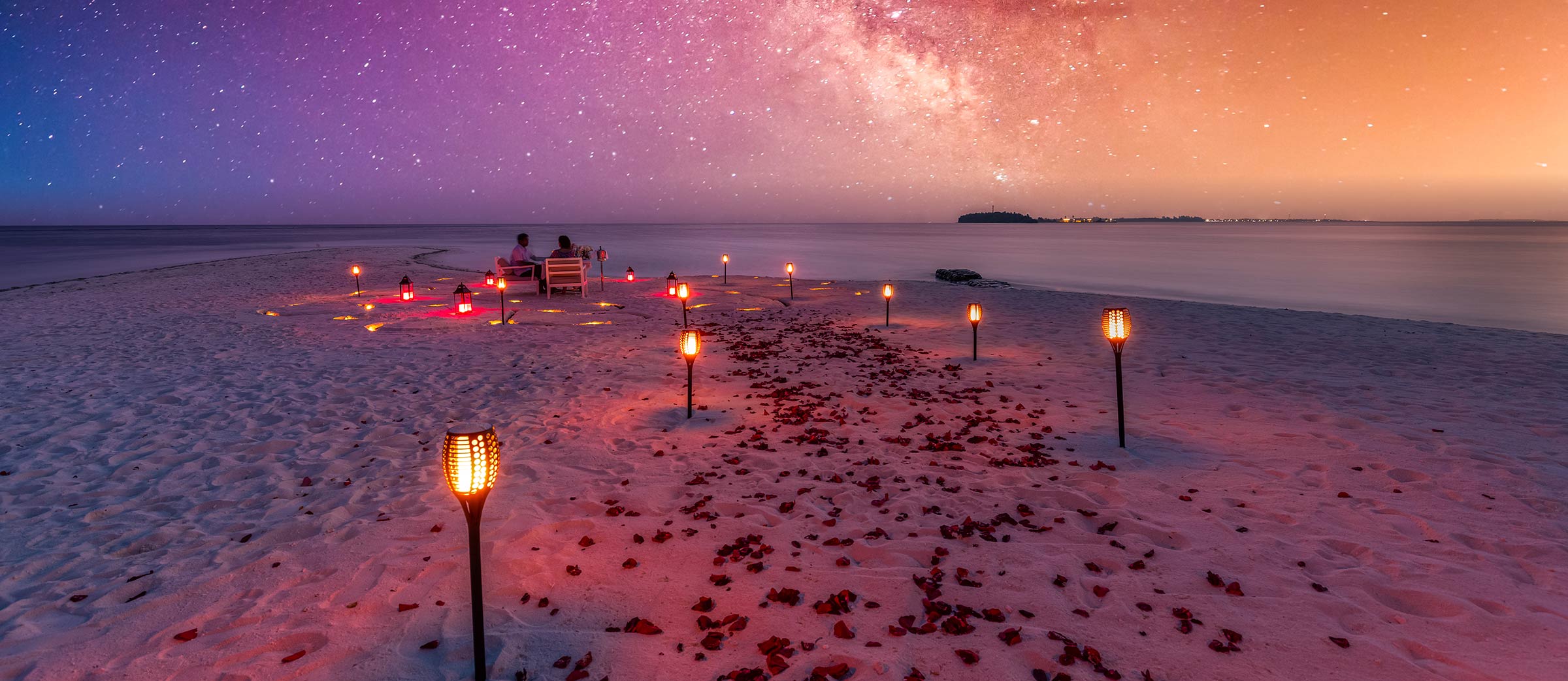 Romantische Situation am Strand mit Fackeln