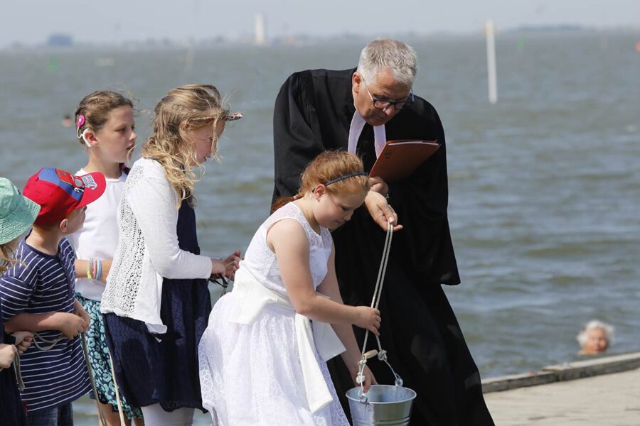 Taufe am Strand in St. Peter-Ording, sommerlicher Taufgottesdienst, Zeremonie Pfarrer und Kinder