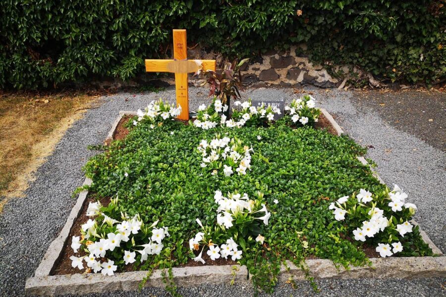 Kirche NF Bestattung FUNDUS 7501 Grab Anonymisiert