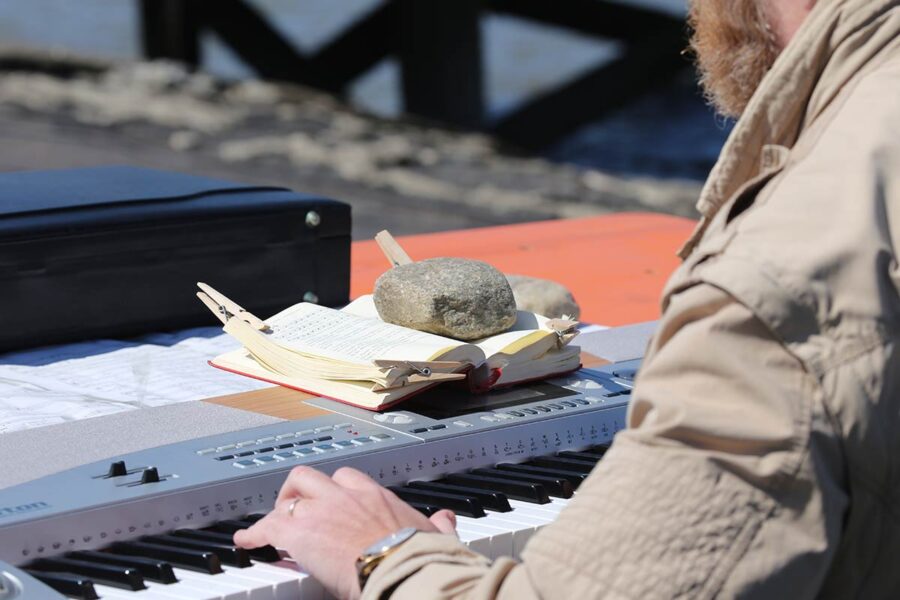 Kirche NF Musik Klavier Außen