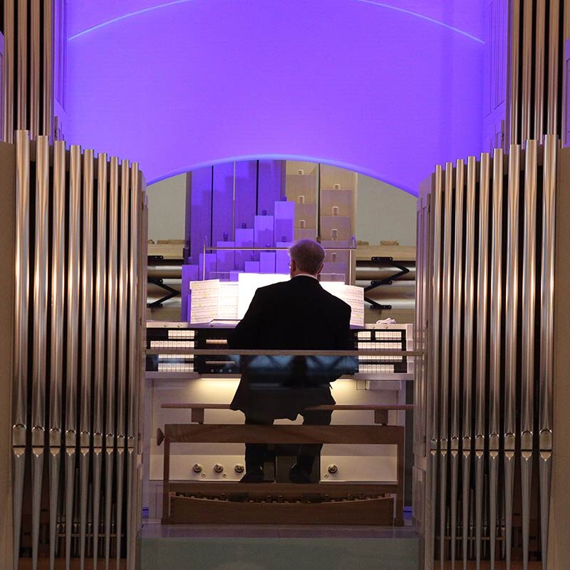 Kirche NF Musik Orgel Spieler