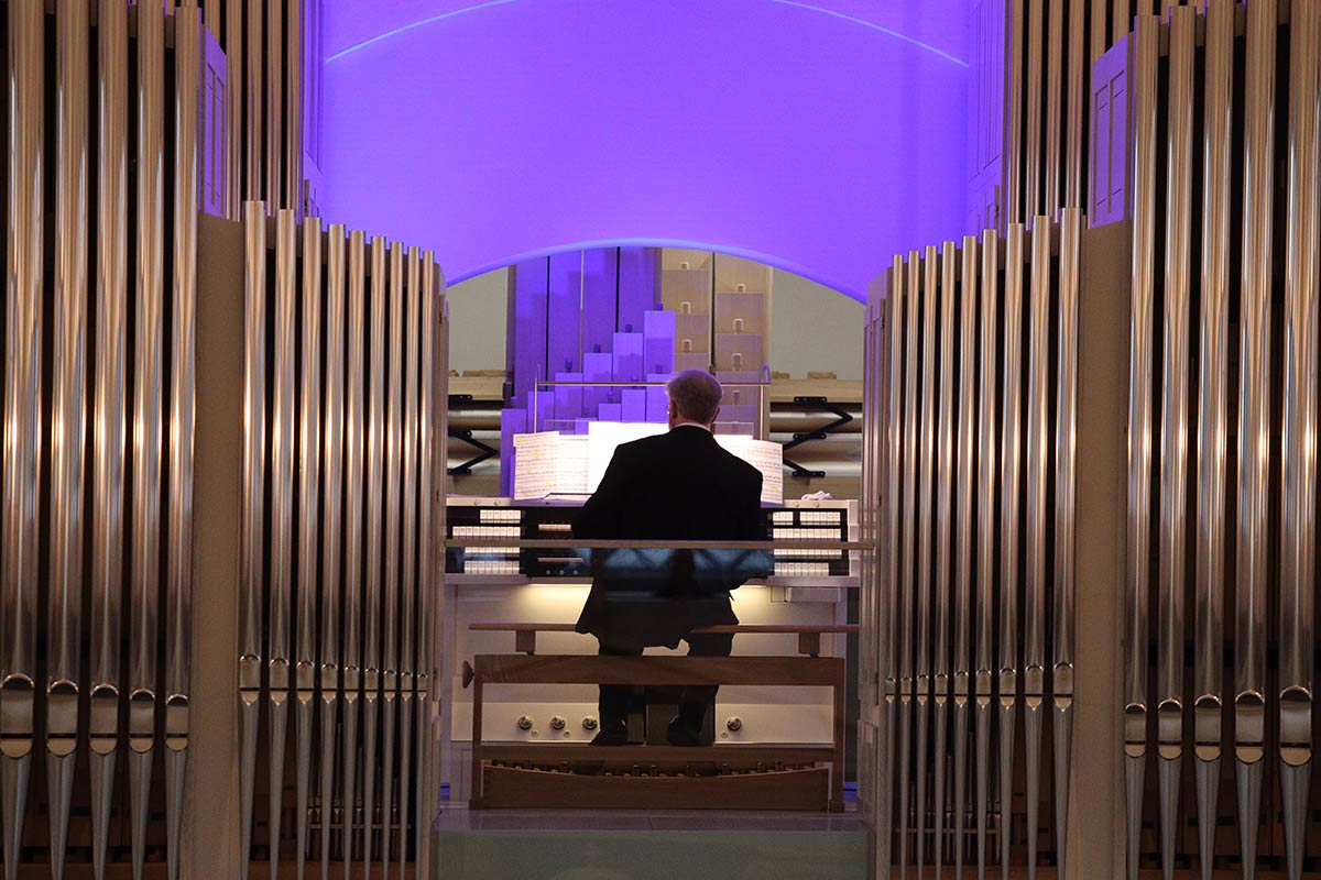 Kirche NF Musik Orgel Spieler