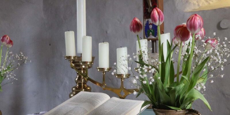 Bibel auf Altar - Bestattungen im Kirchenkreis Nordfriesland
