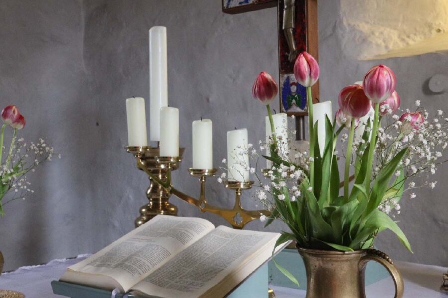 Bibel auf Altar - Bestattungen im Kirchenkreis Nordfriesland