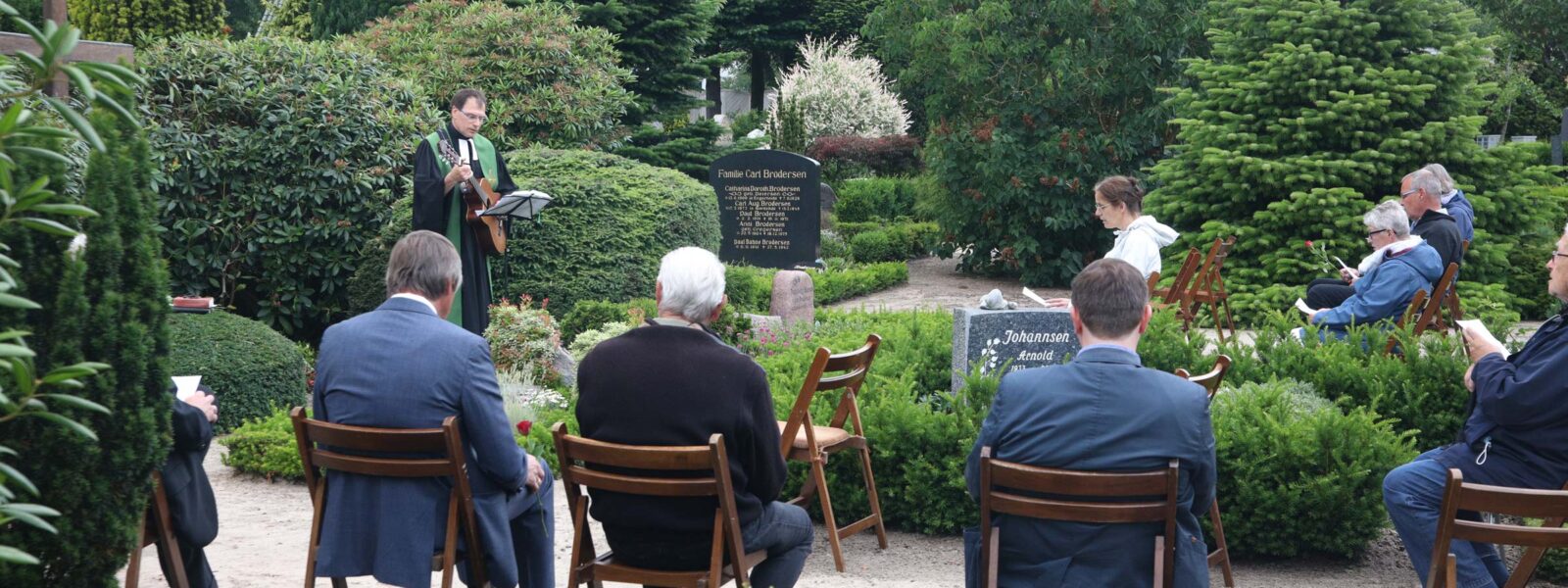 Friedhof in Bredstedt im Kirchenkreis Nordfriesland, Trauerfeier, Bee