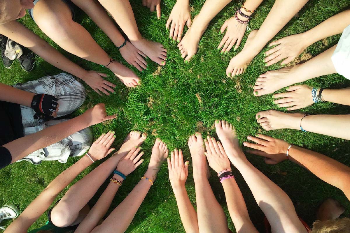 Konfirmandinnen und Konfirmanden bei einem Jugendgottesdienst in Nordfriesland Gemeinschaft Glauben Musik