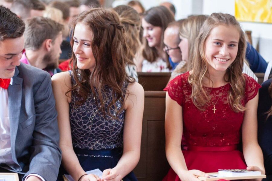 Konfi-Gruppe während einer Konfirmation in Nordfriesland festlich gekleidete Konfirmandinnen und Konfirmanden im Gottesdienst