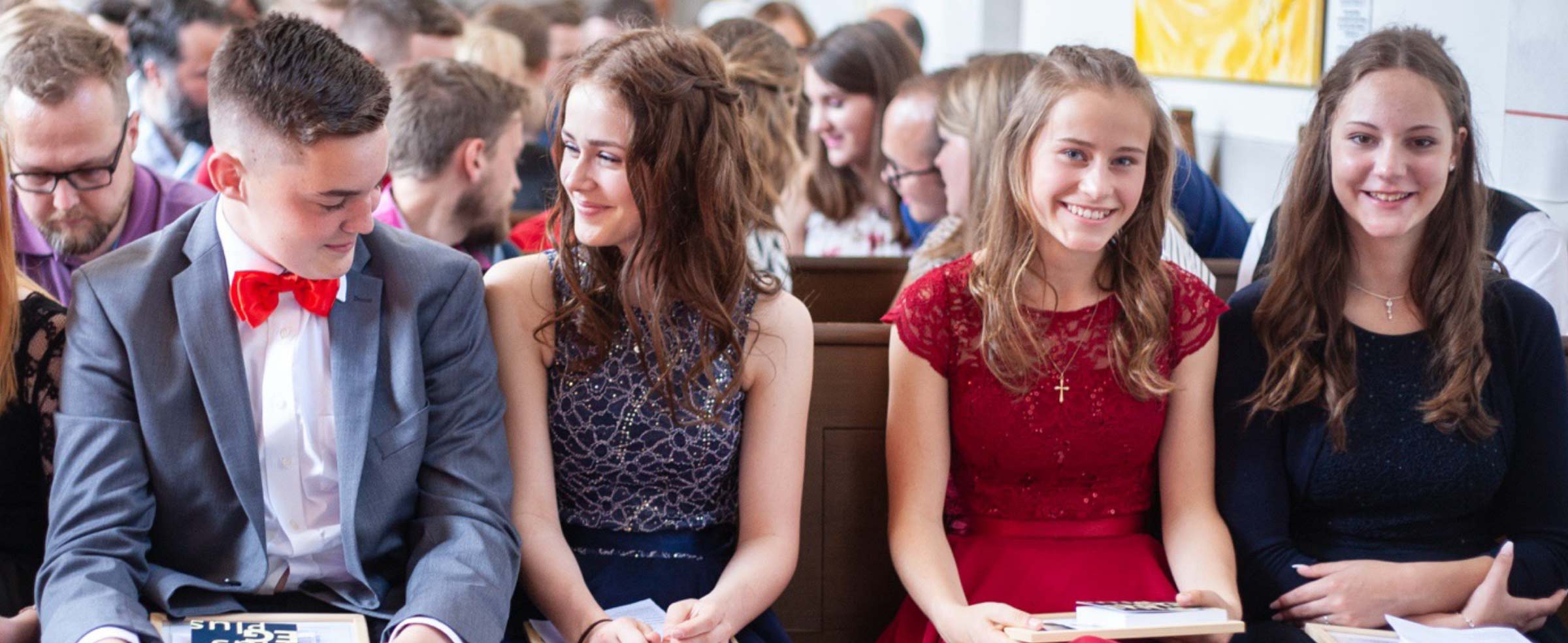Konfi-Gruppe während einer Konfirmation in Nordfriesland festlich gekleidete Konfirmandinnen und Konfirmanden im Gottesdienst