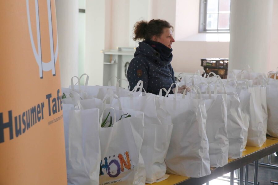 Kirche NF Web 1800 Husumer Tafel Helfende 2