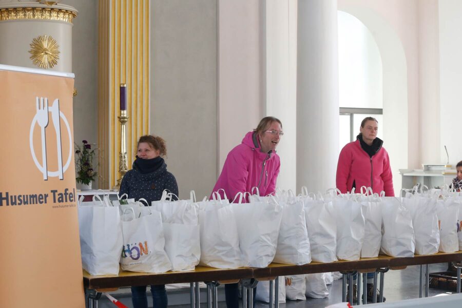 Kirche NF Web 1800 Husumer Tafel Helfende