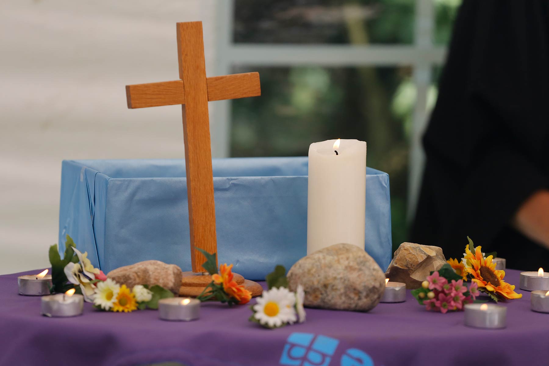 Kirche NF Web 1800 Kreuz Diakonie