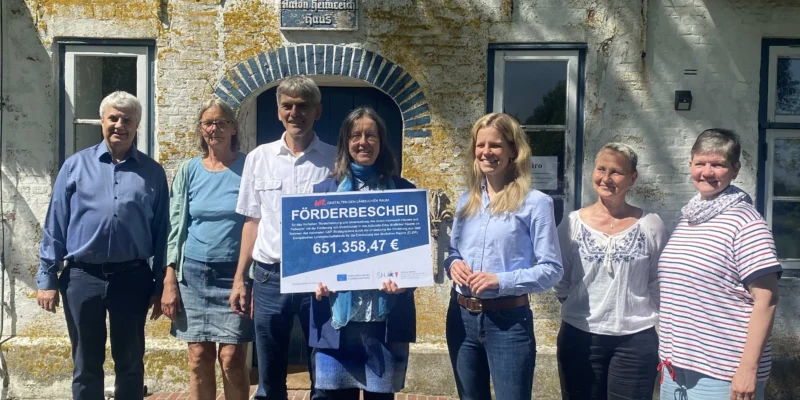 Förderbescheid wird übergeben