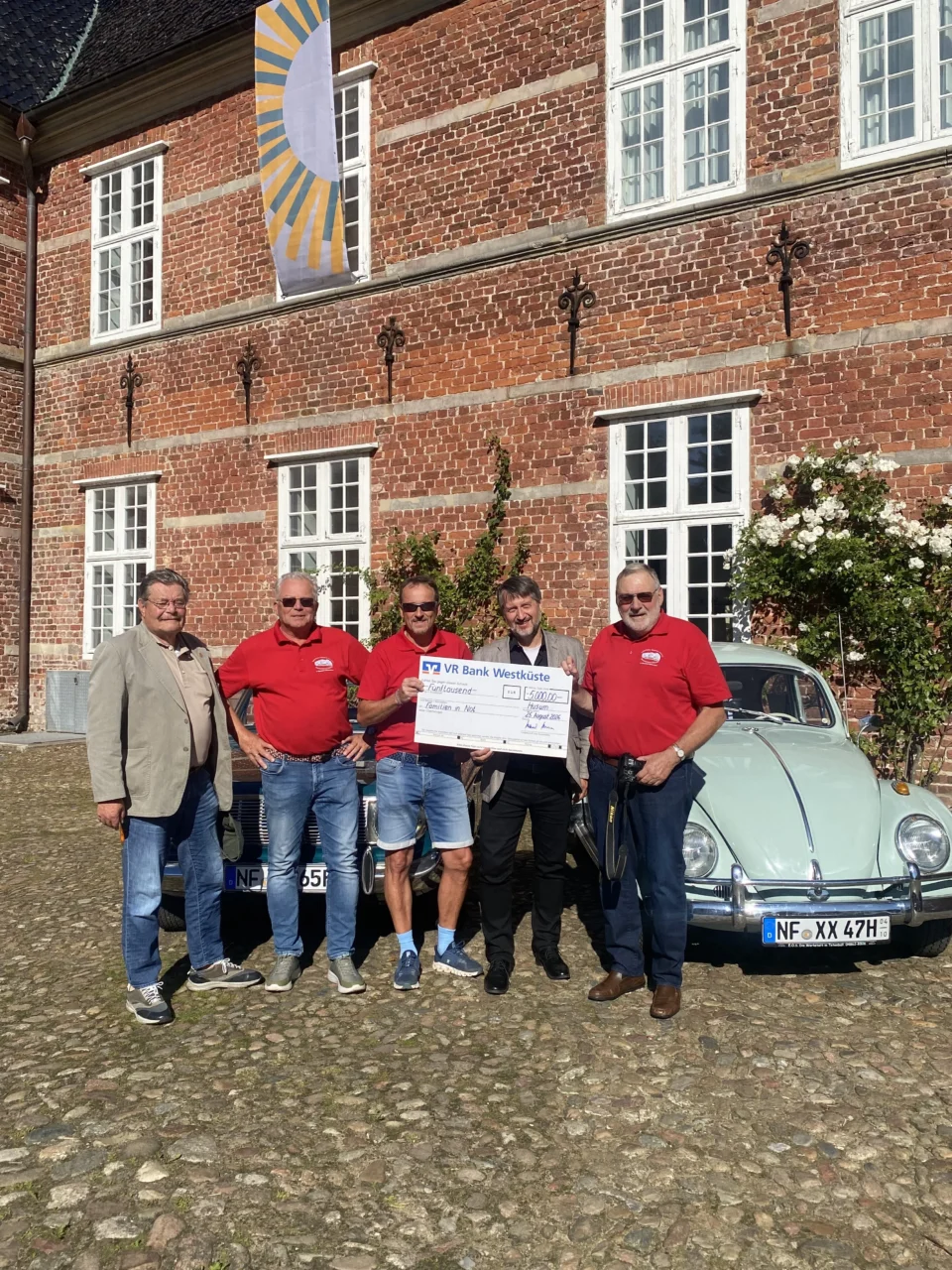 Rotarische Oldtimerfreunde spenden an Familien in Not