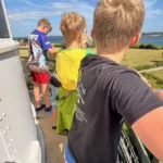 Kinder schauen in die Ferne bei Ausflug des Sommerprogramms des EKJBs