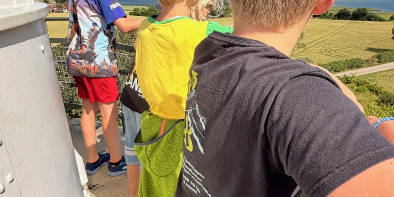 Kinder schauen in die Ferne bei Ausflug des Sommerprogramms des EKJBs